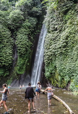 25 m hoher Wasserfall