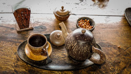 unverdaut ausgeschiedene Kaffeebohnen werden für den exklusiven Kopi Luwak Coffee verwendet