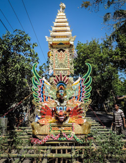 je höher der Aufsatz  (bis über 20 m) und je mehr Träger  (bis 100), desto wichtiger war der Verstorbene